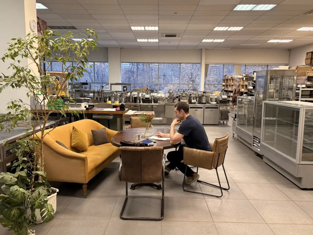 Переговорная зона в шоуруме Restorazia